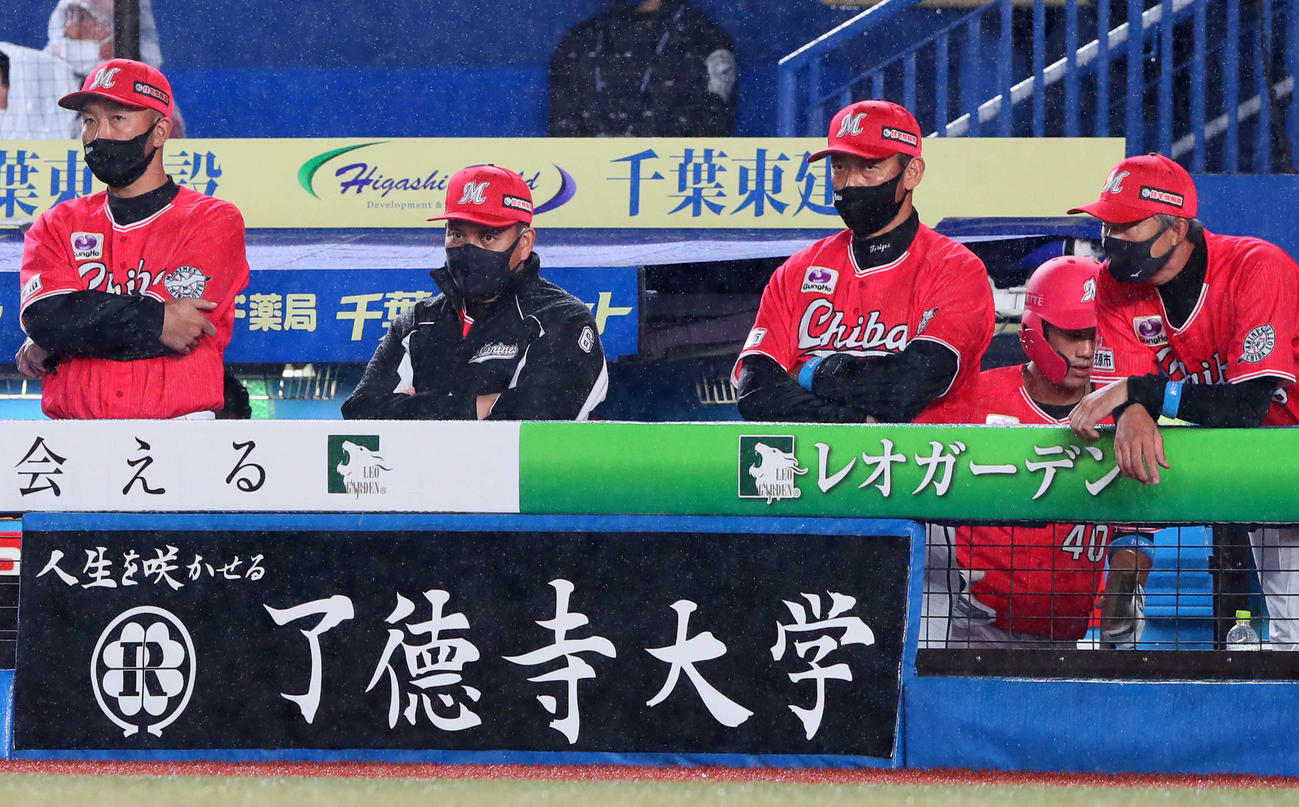 ロッテ対楽天　ベンチで厳しい表情を見せる井口監督（左から2人目）らロッテ首脳陣（撮影・足立雅史）