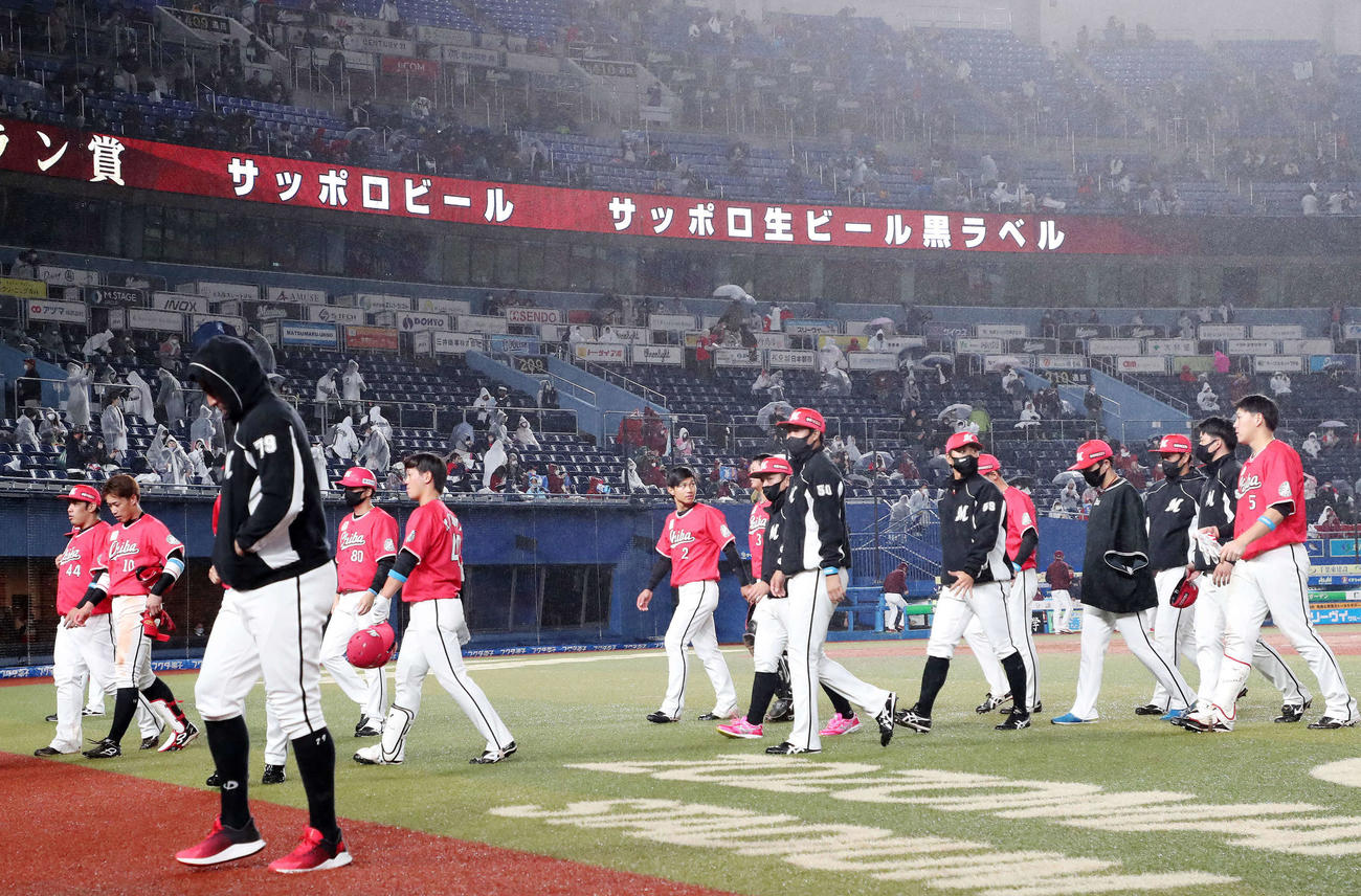 ロッテ対楽天　敗戦し引き揚げるロッテの選手たち（撮影・鈴木正人）