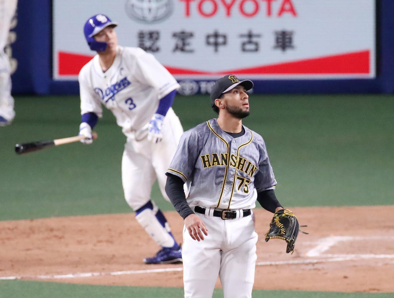 中日対阪神　9回裏中日2死二、三塁、スアレスは高橋にサヨナラ左越え3点本塁打を被弾（撮影・加藤哉）