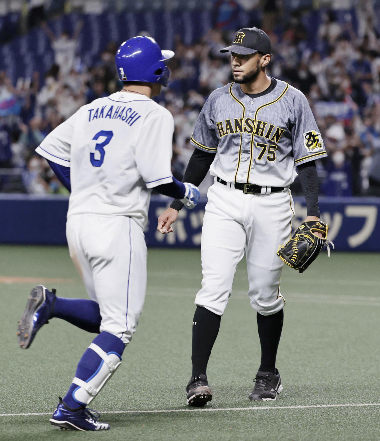 9回、中日・高橋（左）に逆転サヨナラ3ランを浴びた阪神スアレス（共同）