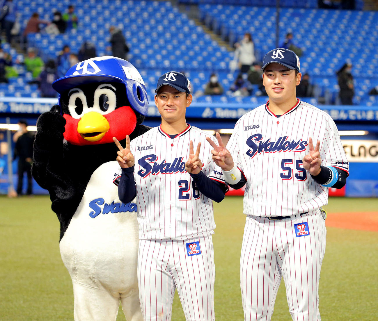 ヤクルト対DeNA　DeNAに勝利し、ダブルピースで写真に納まる吉田大喜（左）と村上（撮影・河田真司）