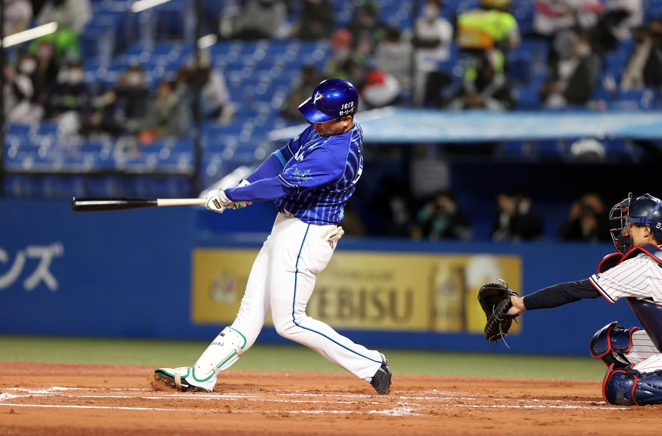 ヤクルト対DeNA　2回表DeNA1死、先制ソロ本塁打を放つ佐野（撮影・狩俣裕三）