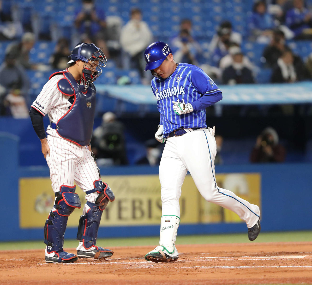 ヤクルト対DeNA　2回表DeNA無死、右越え先制ソロ本塁打を放ち生還する佐野（撮影・河田真司）