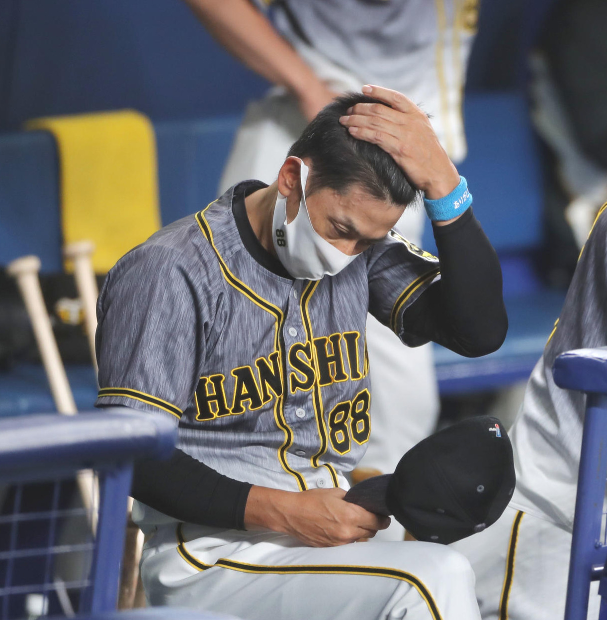 中日対阪神　1回裏、ミスで中日に先制点を与え落胆する矢野監督（左端）ら（撮影・前田充）