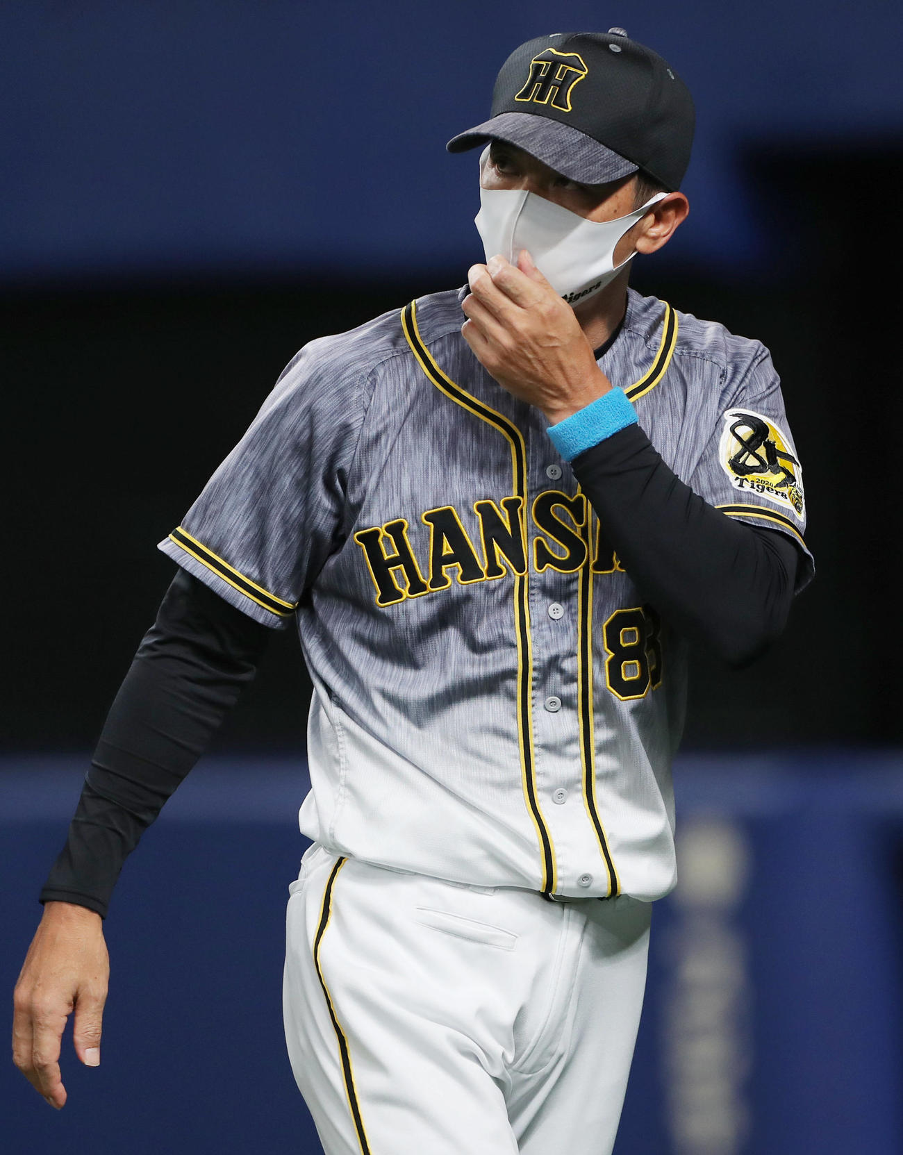 中日対阪神　4回裏中日1死二塁、阪神岩田が松葉に左前打を浴びたところで投手交代を告げる矢野監督（撮影・前田充）