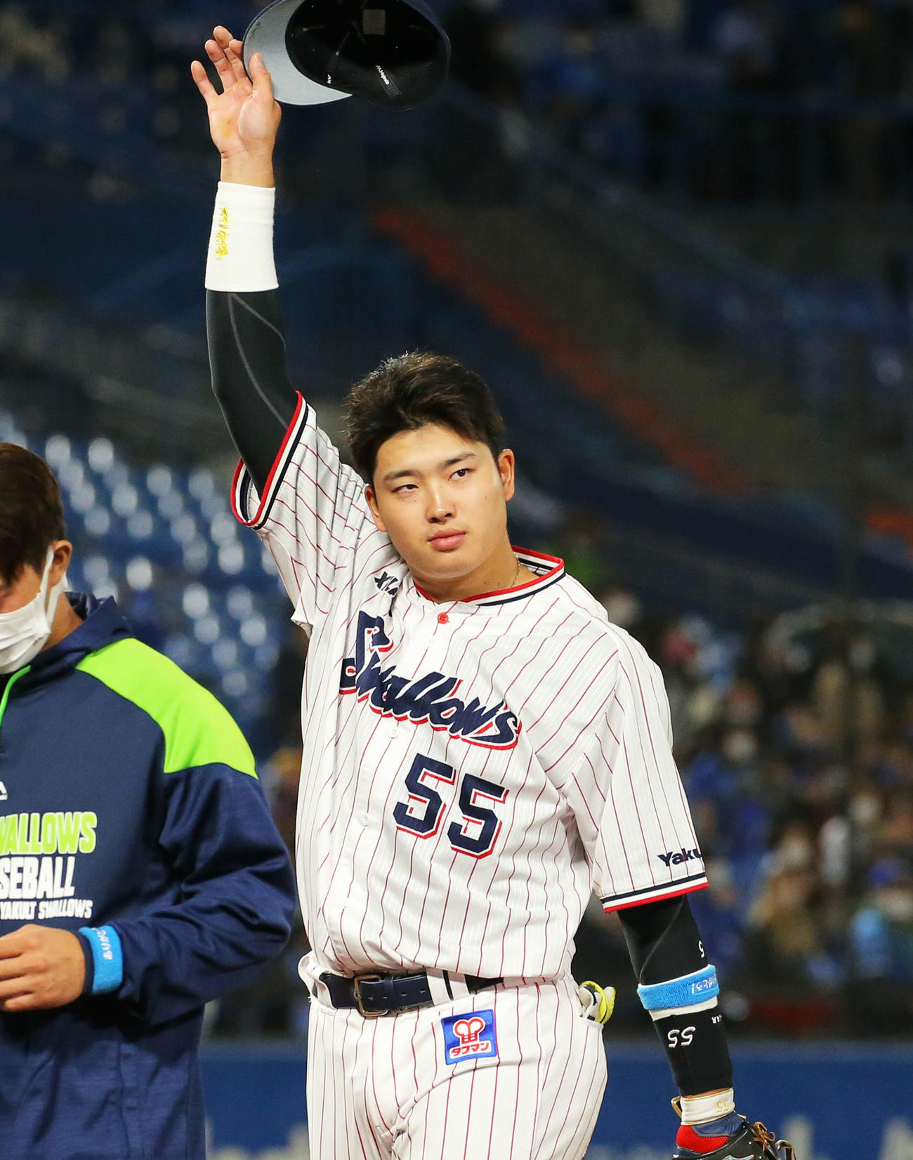 ヤクルト対DeNA　DeNAに勝利し、観客の声援に応えるヤクルト村上（撮影・河田真司）