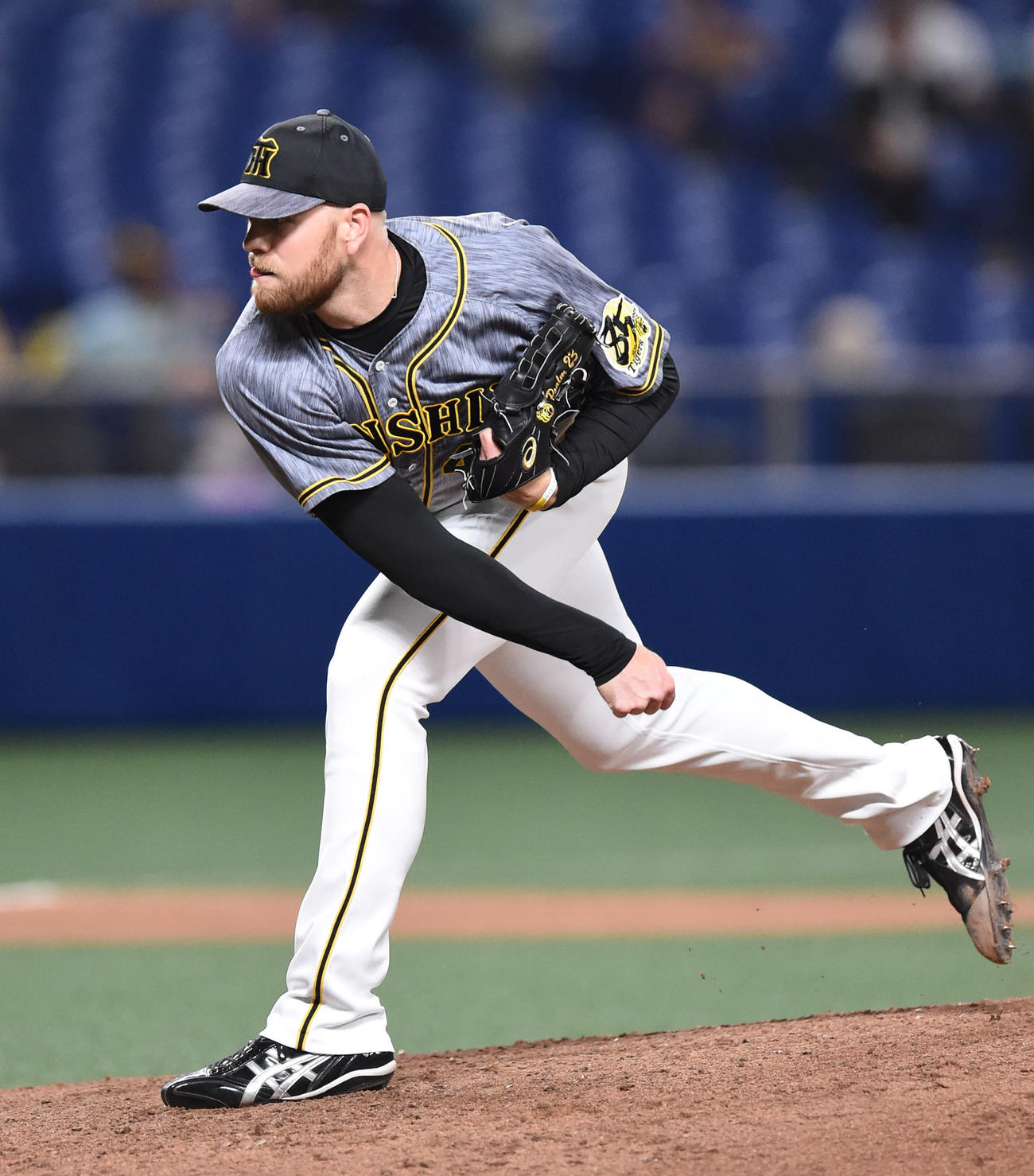プロ野球中日対阪神　8回裏、阪神5番手で登板するジョン・エドワーズ（撮影・森本幸一）