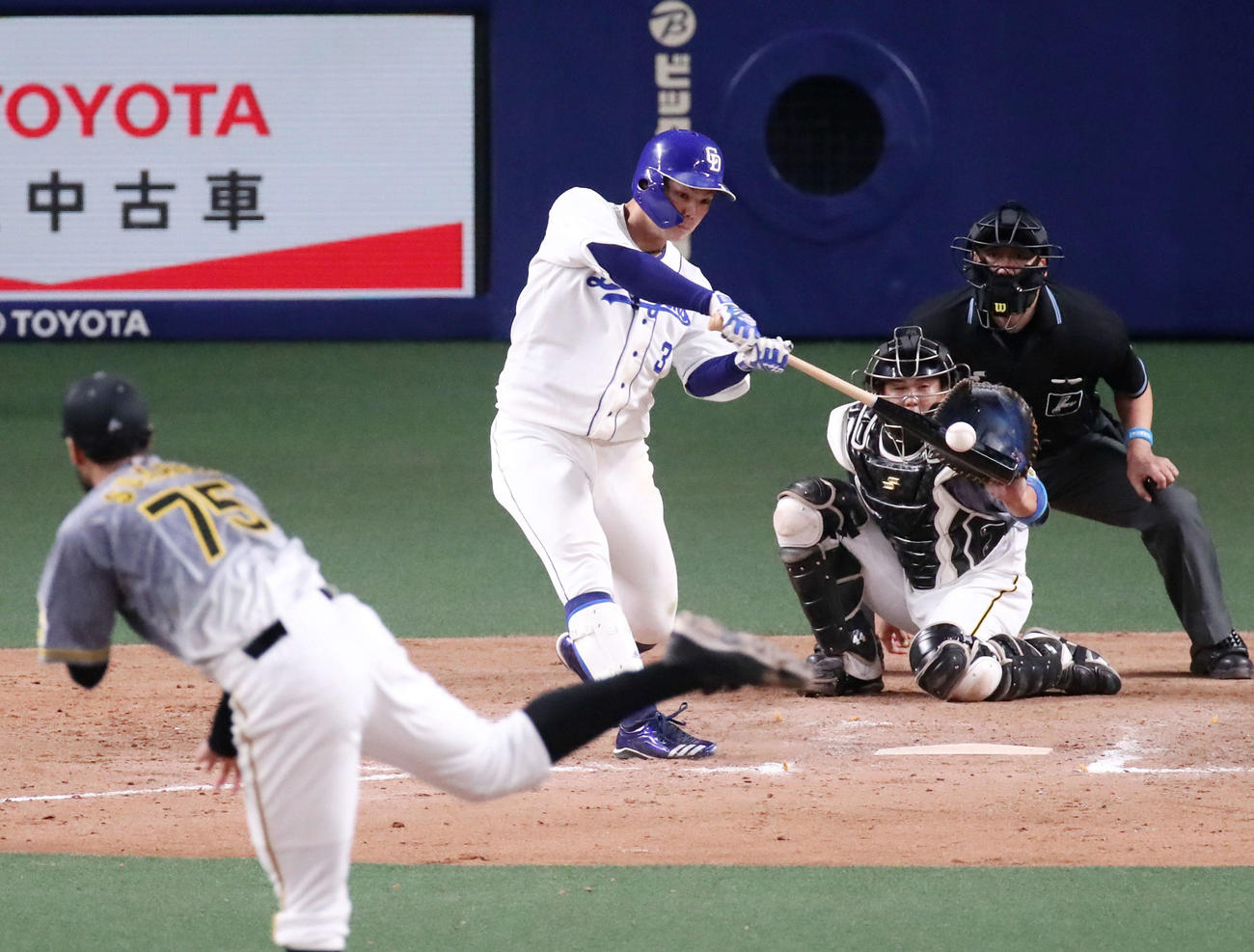 中日対阪神　9回裏中日2死二、三塁、高橋は左越えサヨナラ3点本塁打を放つ。左はスアレス（撮影・加藤哉）