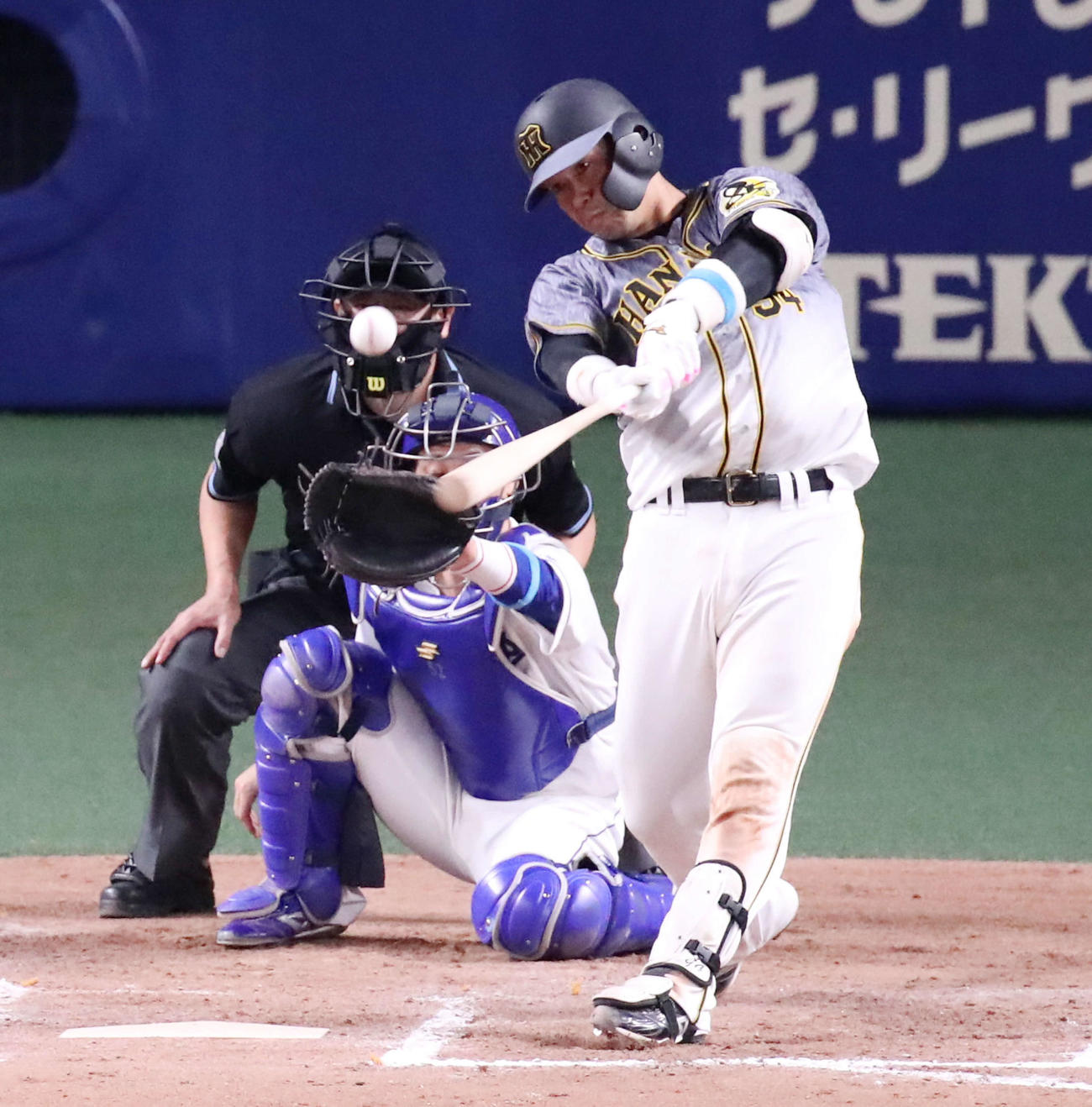 中日対阪神　8回表阪神2死二、三塁、原口は中前適時打を放つ（撮影・加藤哉）