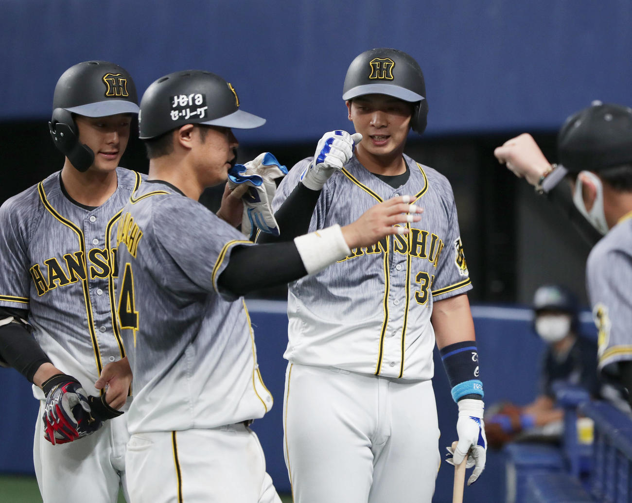 中日対阪神　8回表阪神2死二、三塁、中前逆転2点適時打を放った原口（中央左）を迎える井上（同右）ら（撮影・前田充）