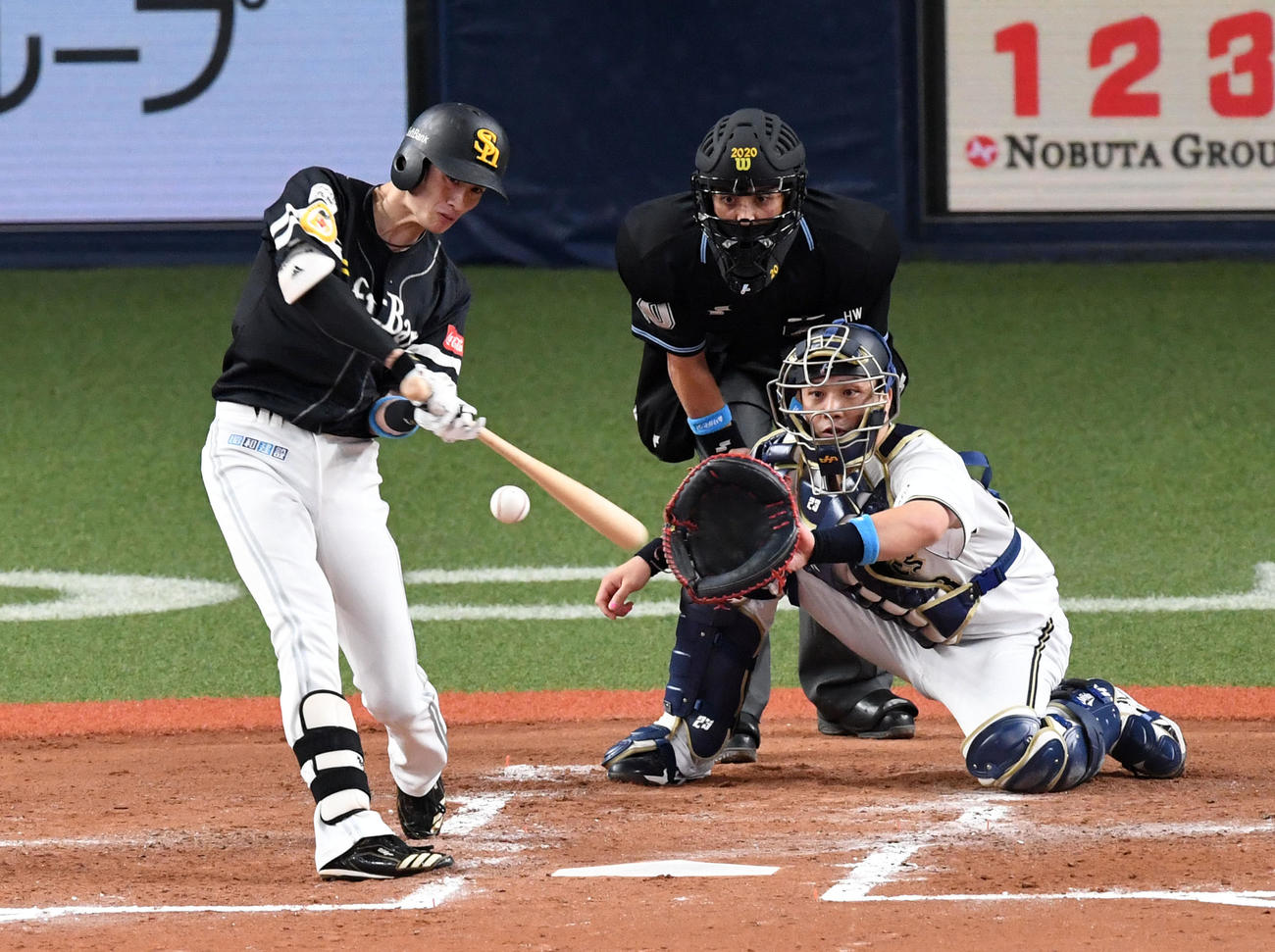 オリックス対ソフトバンク　3回表ソフトバンク1死二塁、周東は右中間に適時三塁打を放つ（撮影・前岡正明）