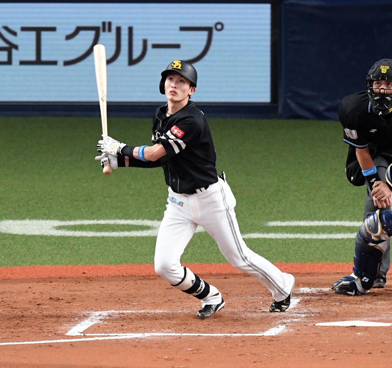 オリックス対ソフトバンク　3回表ソフトバンク1死二塁、周東は右中間に適時三塁打を放つ（撮影・前岡正明）