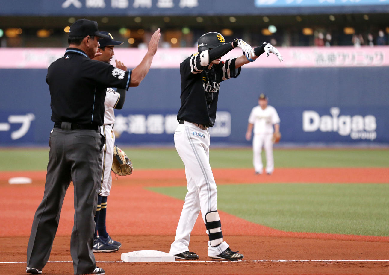 オリックス対ソフトバンク　3回表ソフトバンク1死、周東は右中間適時三塁打を放ちベンチに向かってポーズする（撮影・上山淳一）