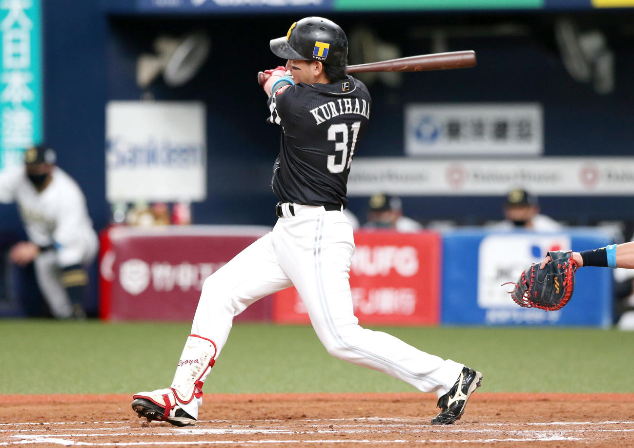 オリックス対ソフトバンク　4回表ソフトバンク2死一塁、栗原は右に適時二塁打を放つ（撮影・上山淳一）
