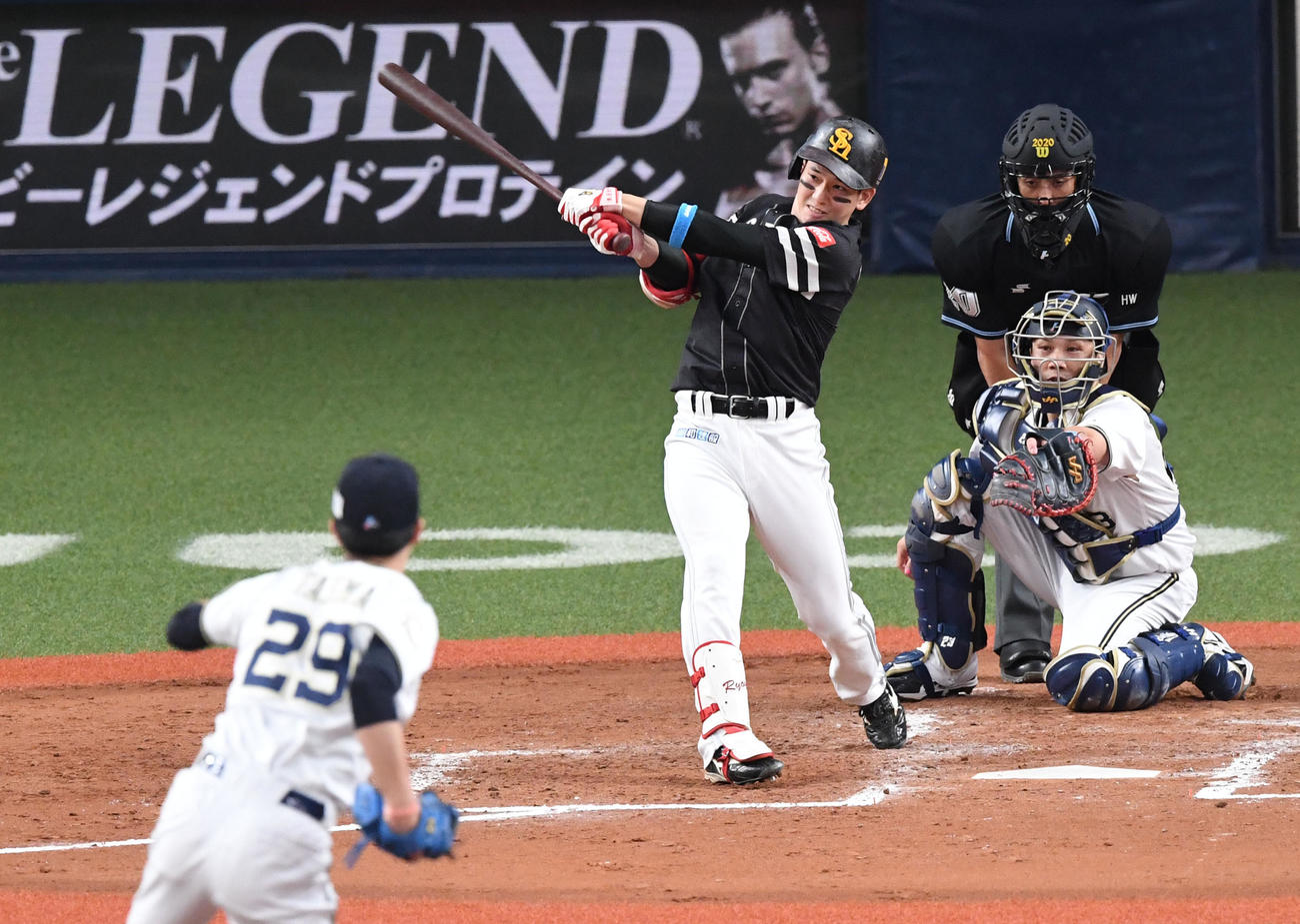 オリックス対ソフトバンク　4回表ソフトバンク2死一塁、栗原は右適時二塁打を放つ。投手田嶋（撮影・前岡正明）