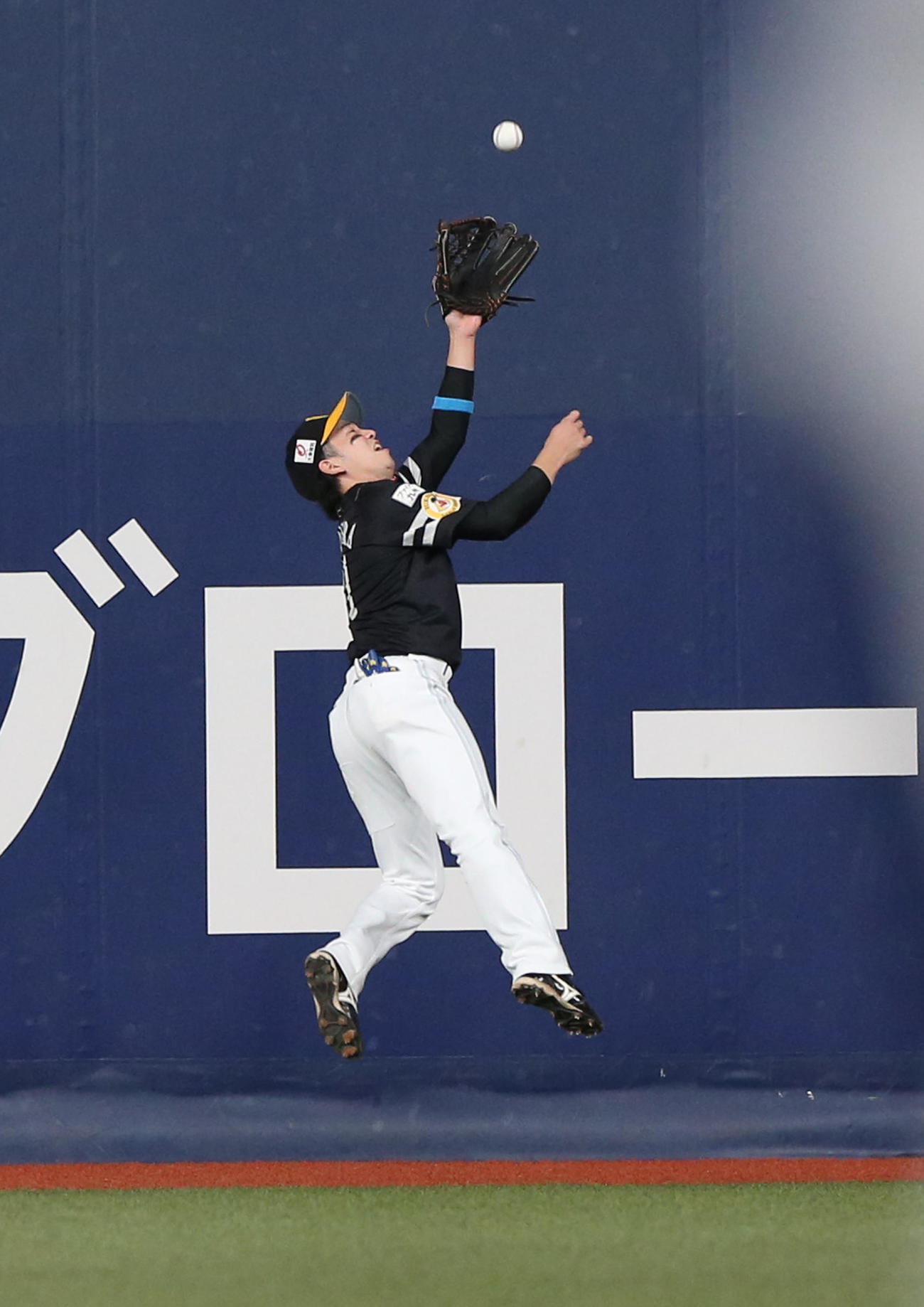 オリックス対ソフトバンク　4回裏オリックス1死、栗原は宗の飛球を好捕する（撮影・上山淳一）