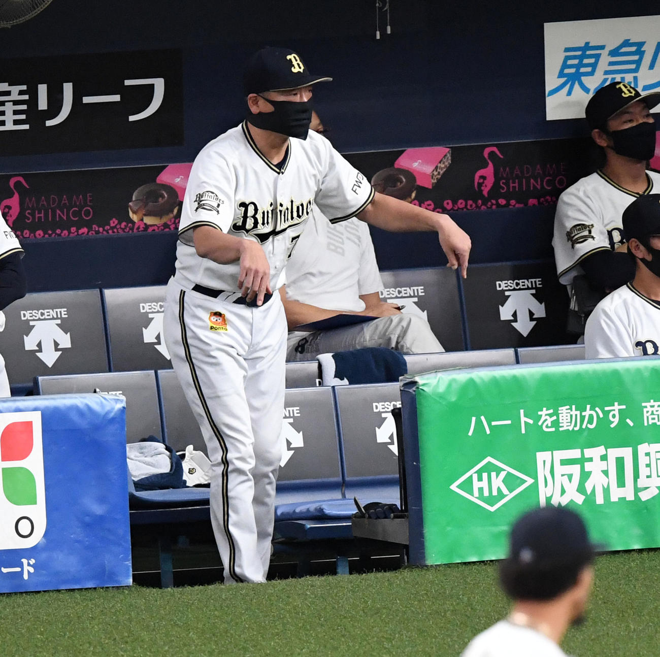 オリックス対ソフトバンク　7回、リクエストする中嶋監督代行（撮影・前岡正明）