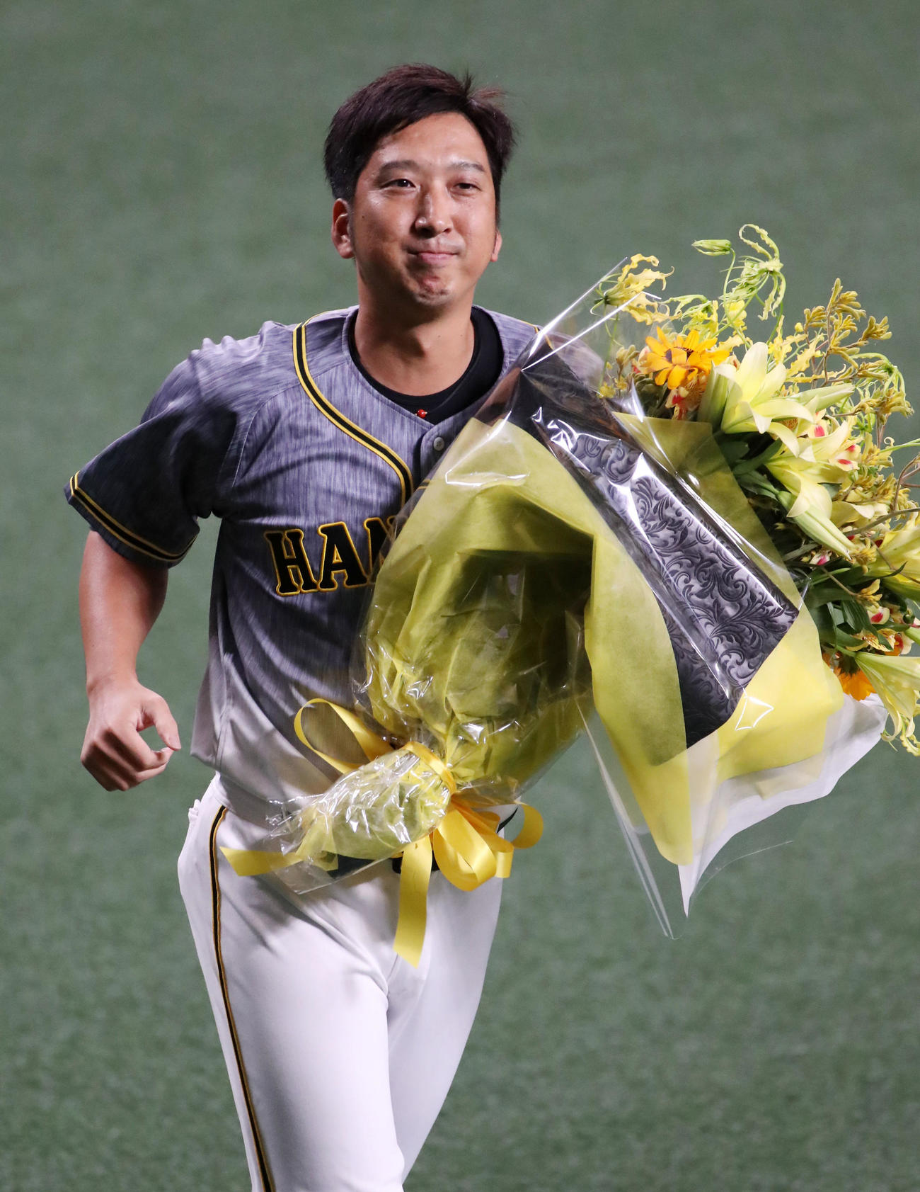 中日対阪神　試合後、中日荒木コーチから花束を受け場内1周してあいさつする藤川（撮影・加藤哉）