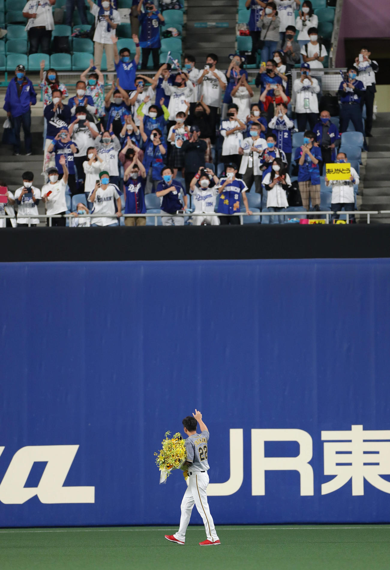 中日対阪神　試合後、中日荒木コーチから花束を贈られ場内1周してナゴヤドームのファンにあいさつする阪神藤川（撮影・前田充）