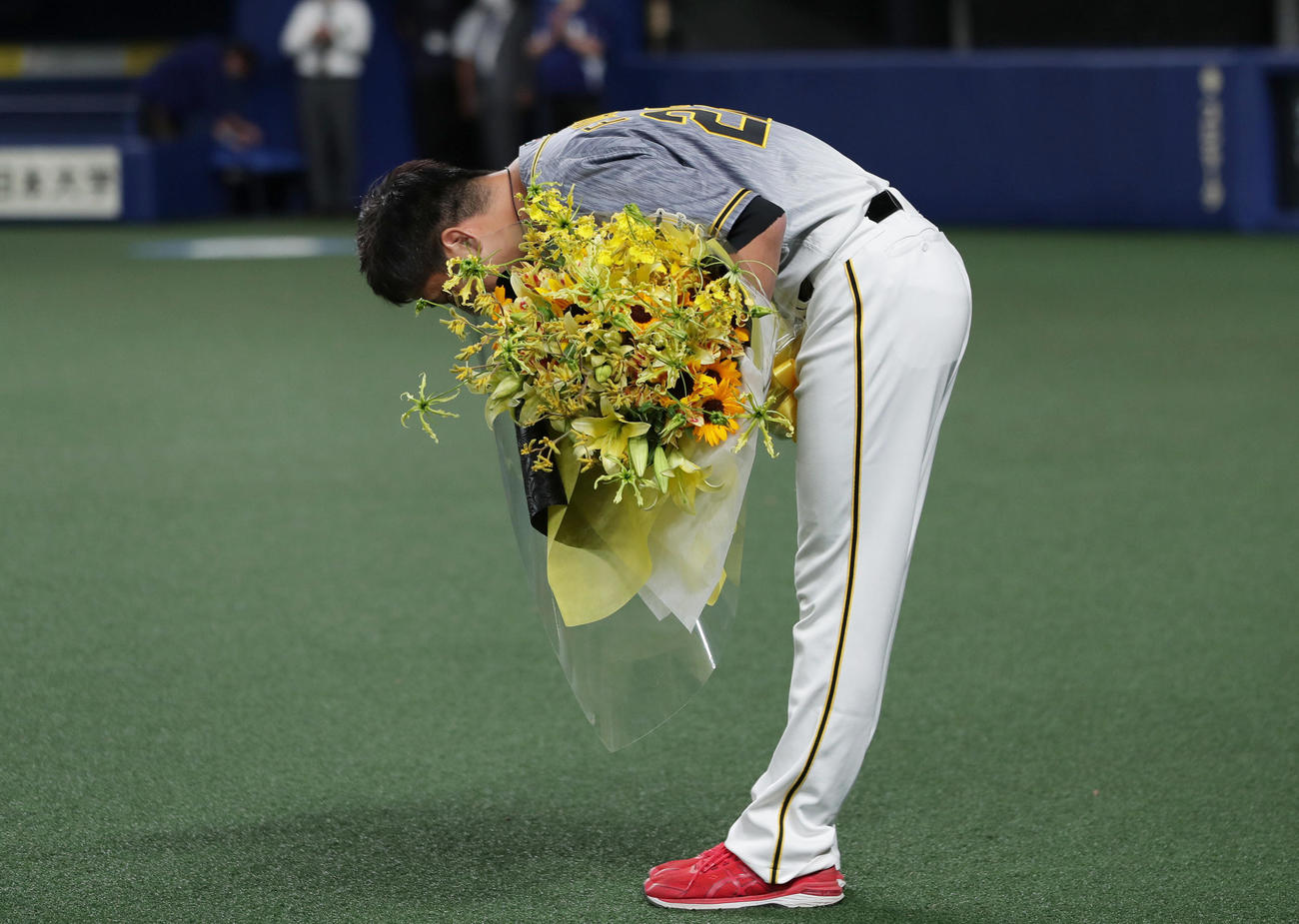 中日対阪神　試合後、中日荒木コーチから花束を贈られ場内1周してナゴヤドームのファンにあいさつする阪神藤川（撮影・前田充）