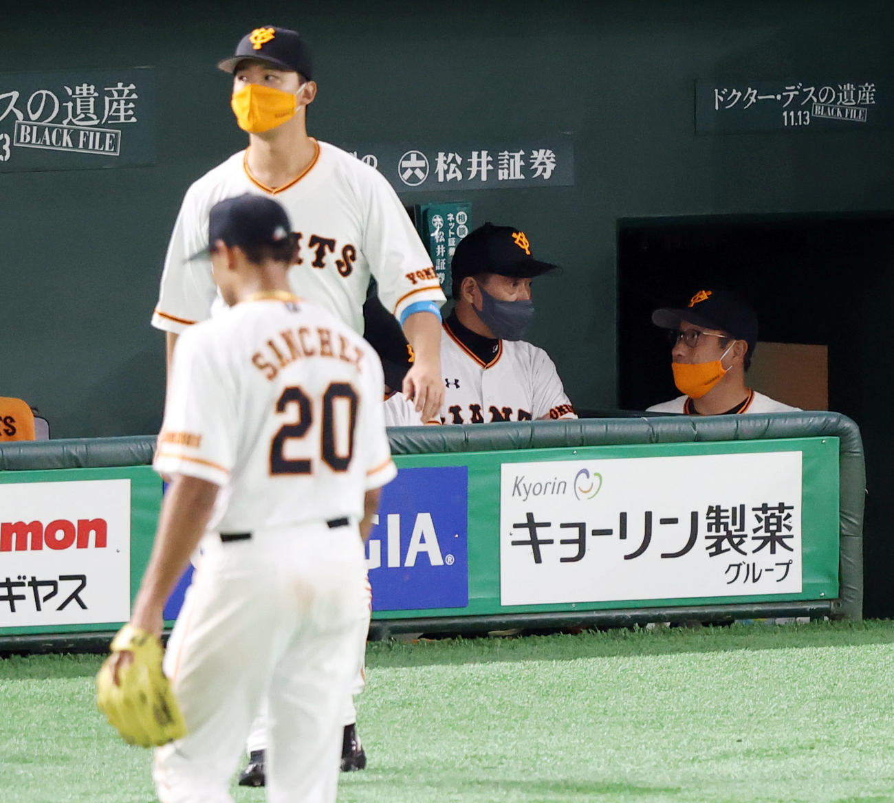 巨人対広島　5回表の登板を終え引き揚げる巨人先発のサンチェス（20番）を横目にベンチで言葉を交わす原監督（中央）と宮本コーチ（右）（撮影・垰建太）