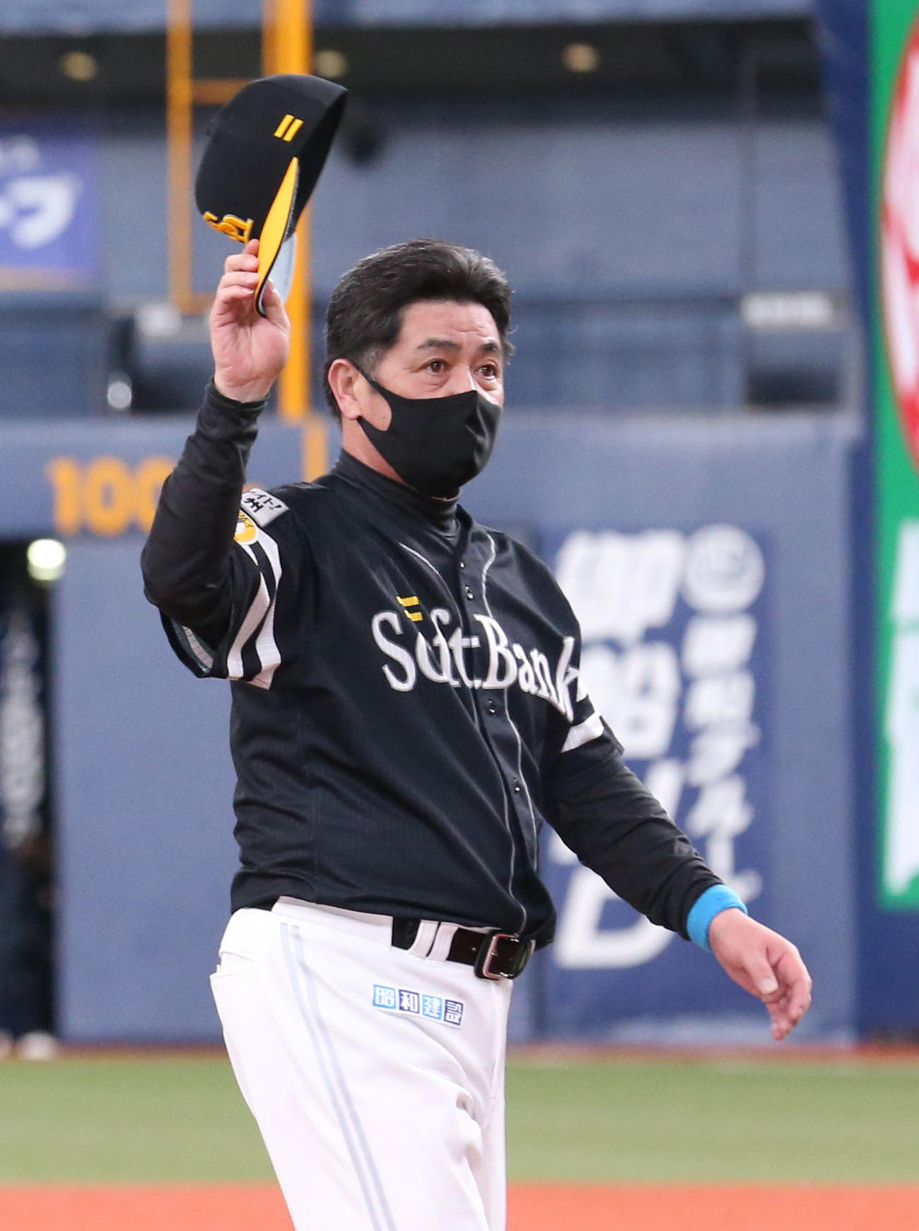 オリックス対ソフトバンク　オリックスに快勝し声援に応える工藤監督（撮影・上山淳一）