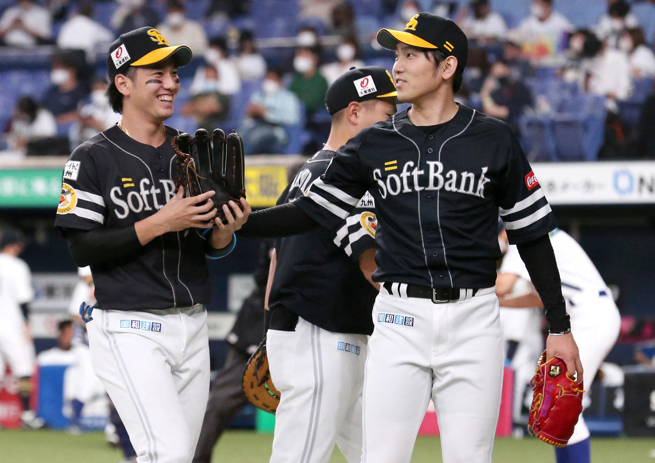 オリックス対ソフトバンク　4回を投げ終えた石川（左）は好捕した栗原をベンチ前で迎える（撮影・上山淳一）