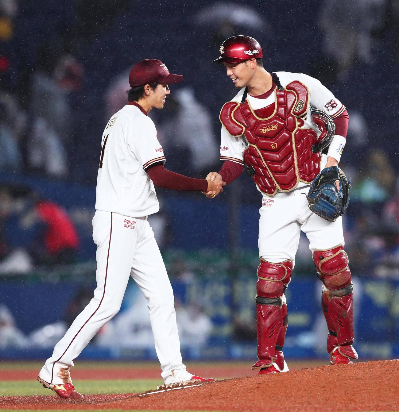 ロッテ対楽天　2安打完封勝利を飾った楽天岸（左）は捕手下妻と握手を交わす（撮影・足立雅史）