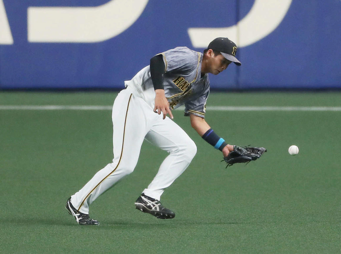 中日対阪神　1回裏中日1死二塁、井上はアルモンテの右前打を後逸し、先制点を献上する（撮影・前田充）