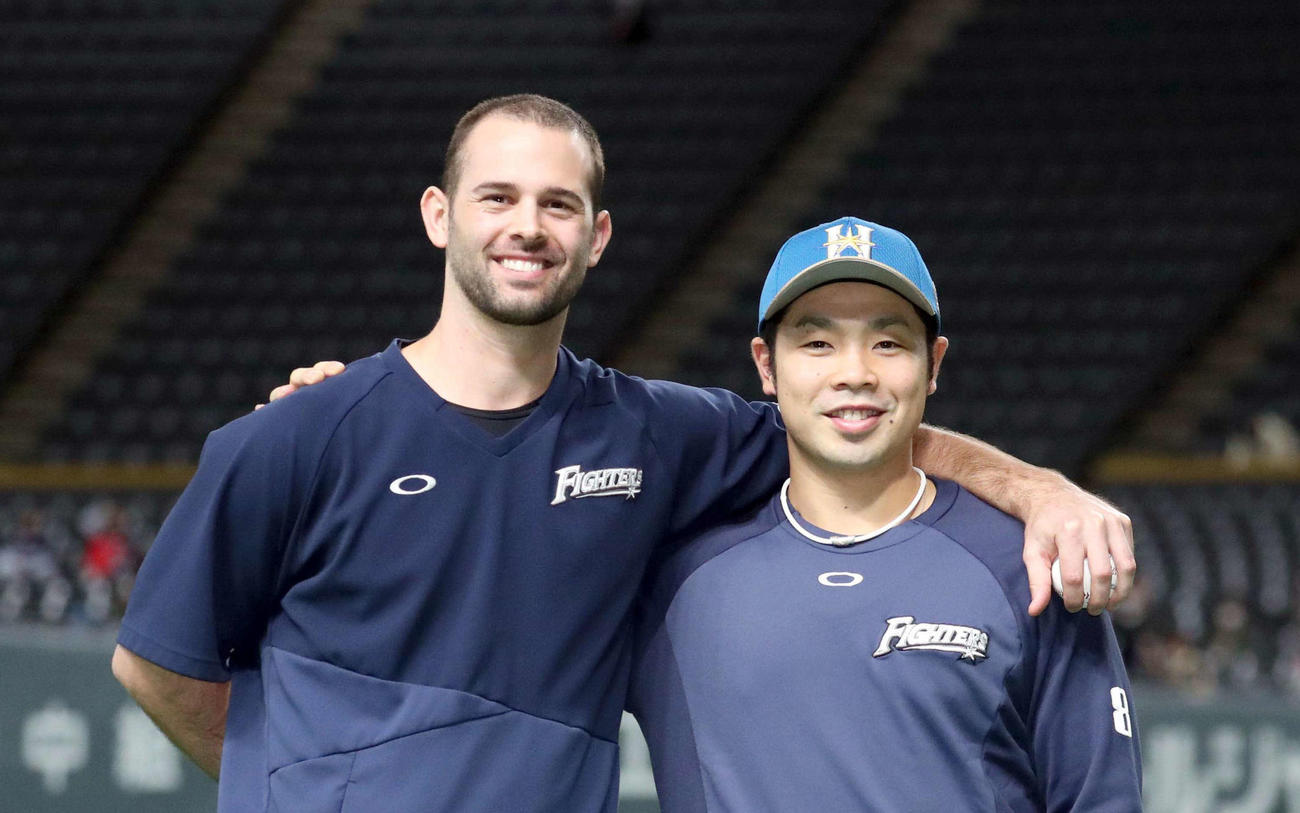 日本ハム対西武　試合後、記念撮影に応じる日本ハム・マルティネスと近藤（右）（撮影・佐藤翔太）