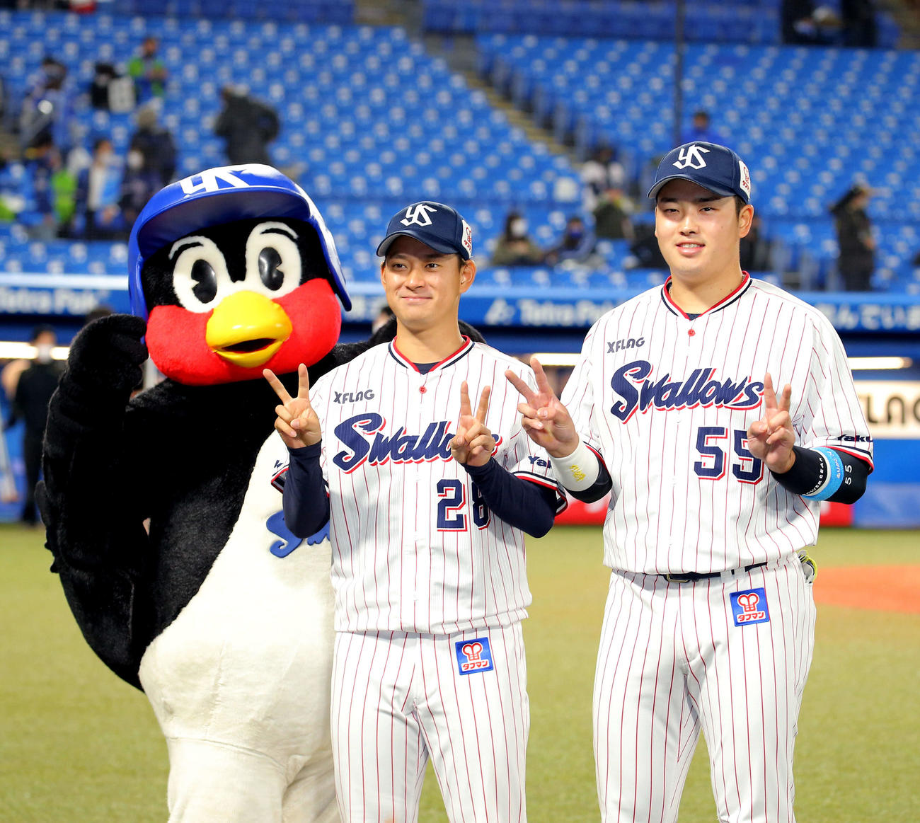 ヤクルト対DeNA　DeNAに勝利し、ダブルピースで写真に納まる吉田喜と村上（撮影・河田真司）