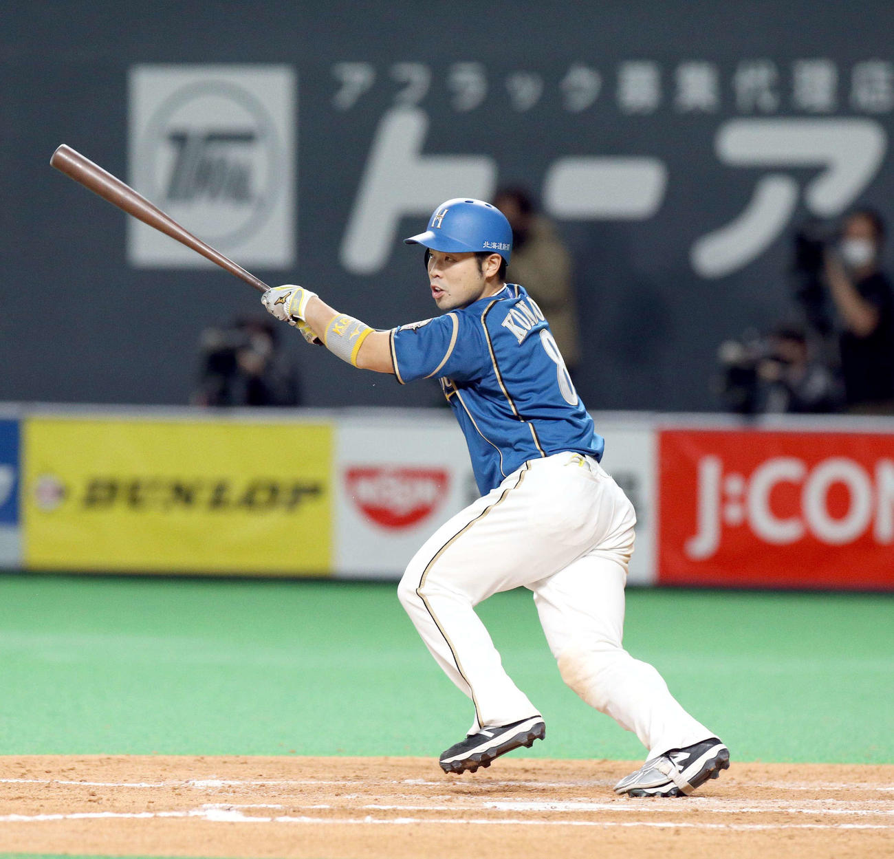 日本ハム対西武　8回裏日本ハム2死、近藤は二塁打を放つ（撮影・佐藤翔太）