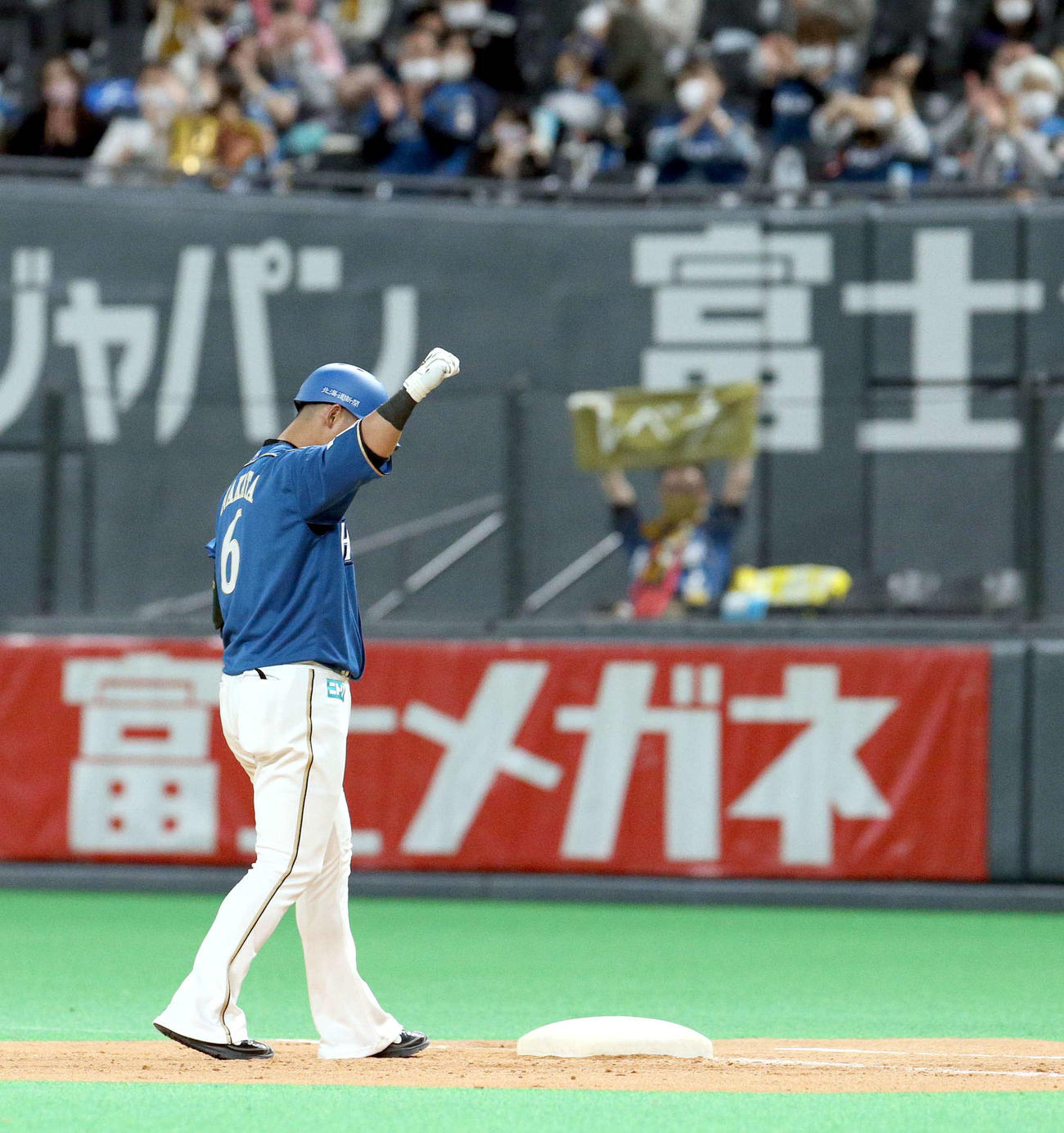 日本ハム対西武　6回裏日本ハム2死二塁、中田は左前適時打を放ちガッツポーズをする（撮影・佐藤翔太）