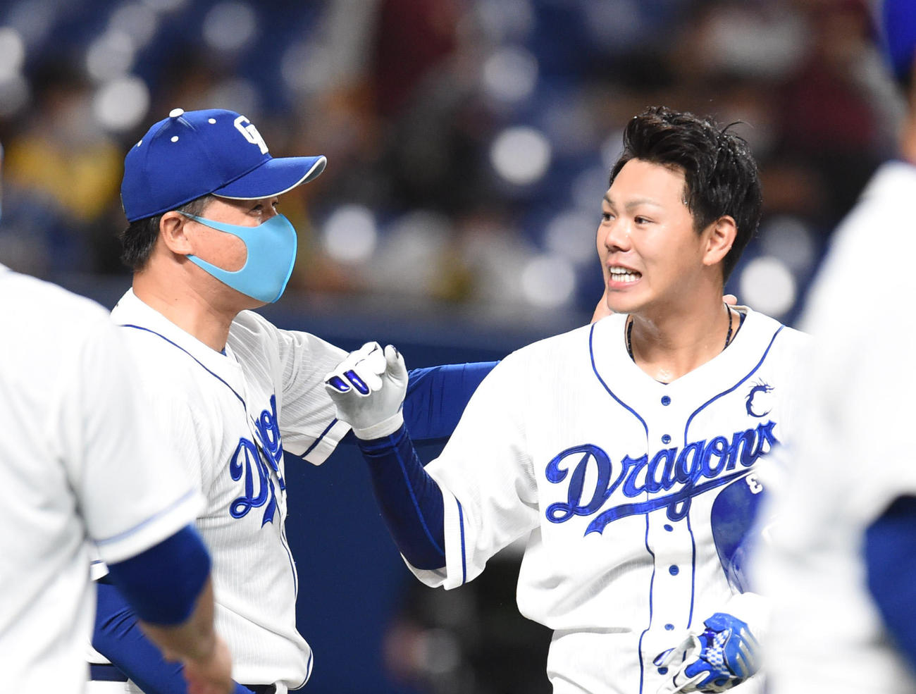 中日対阪神　9回裏中日2死二、三塁、左越え3点サヨナラ本塁打を放った高橋周平を迎える与田剛監督（撮影・森本幸一）