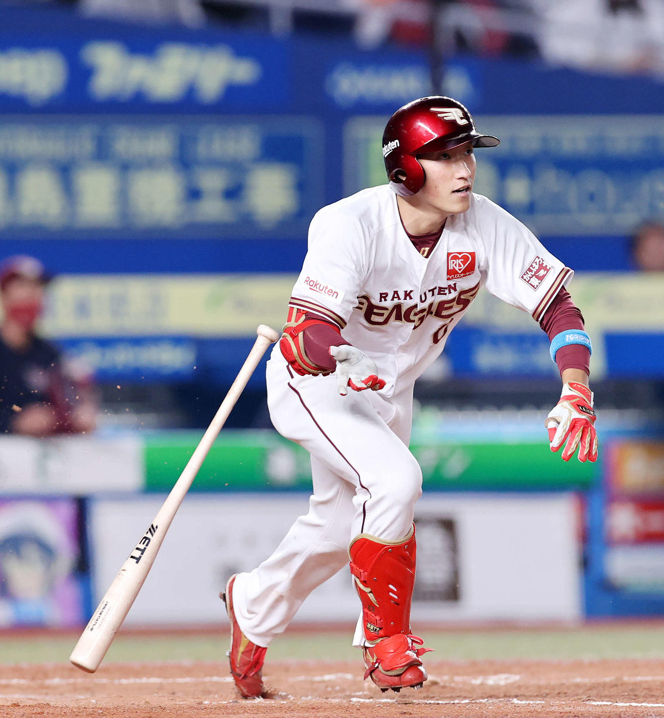 ロッテ対楽天　2回表楽天2死満塁、小深田は右越え適時二塁打を放つ（撮影・鈴木正人）