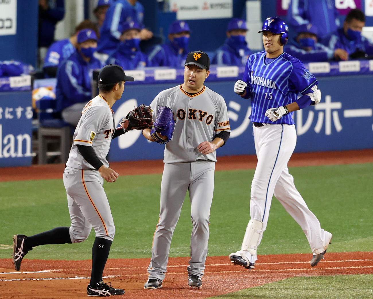 DeNA対巨人　4回裏DeNA2死満塁、井納（右）を一ゴロに打ち取り、田中俊（左）とタッチを交わす今村（撮影・狩俣裕三）