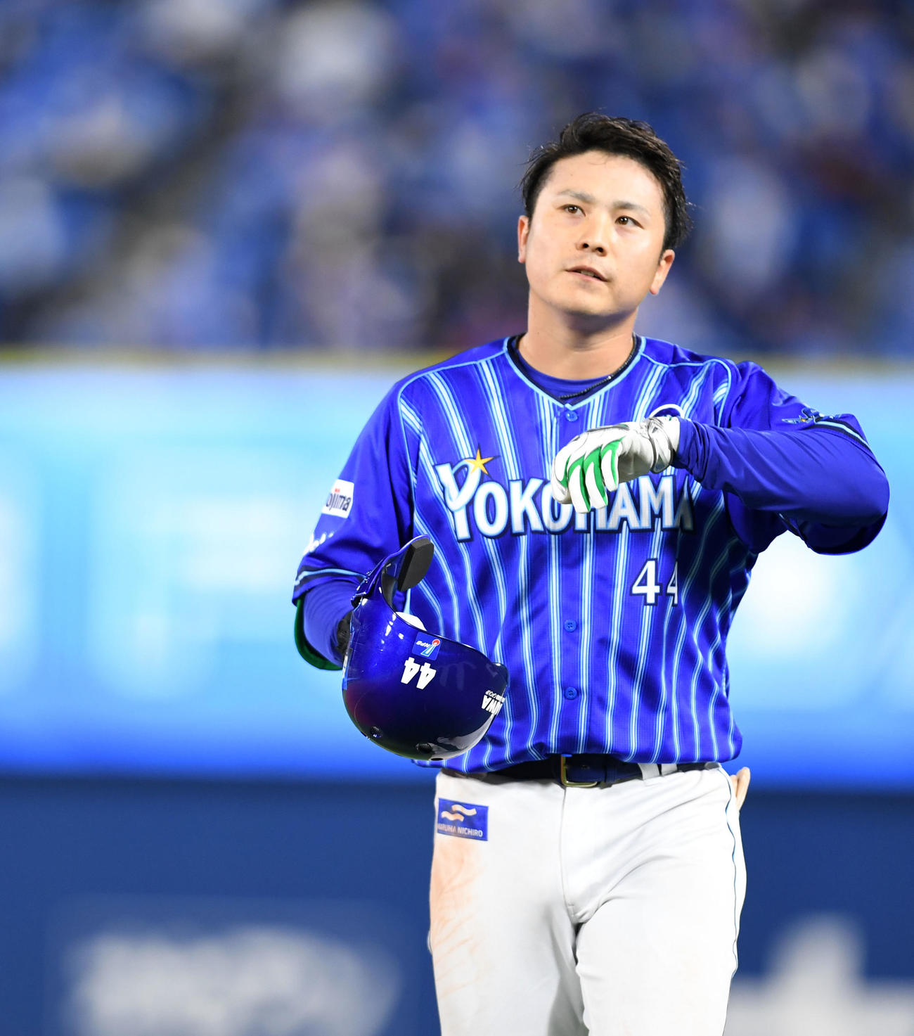 DeNA対巨人　5回裏DeNA1死一、二塁、二併殺打に倒れ悔しげな表情を見せる佐野（撮影・横山健太）