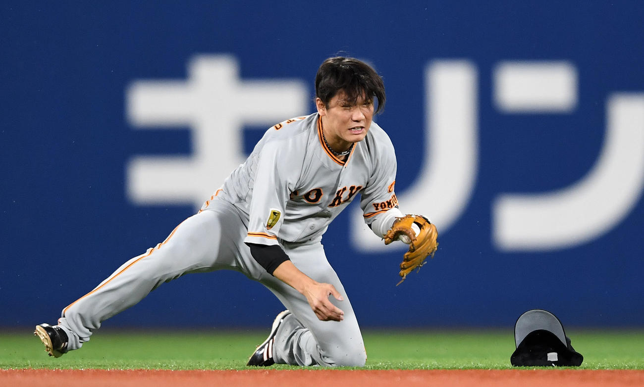 DeNA対巨人　6回裏DeNA1死、ロペスの打球を好捕する坂本（撮影・横山健太）