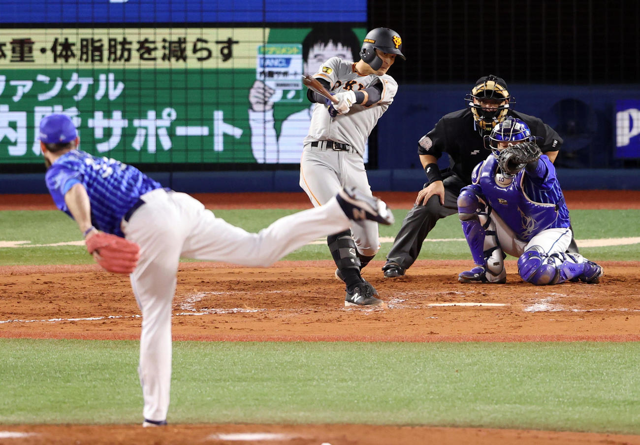 DeNA対巨人　8回表巨人無死、二塁打を放つ吉川尚。投手パットン（撮影・狩俣裕三）