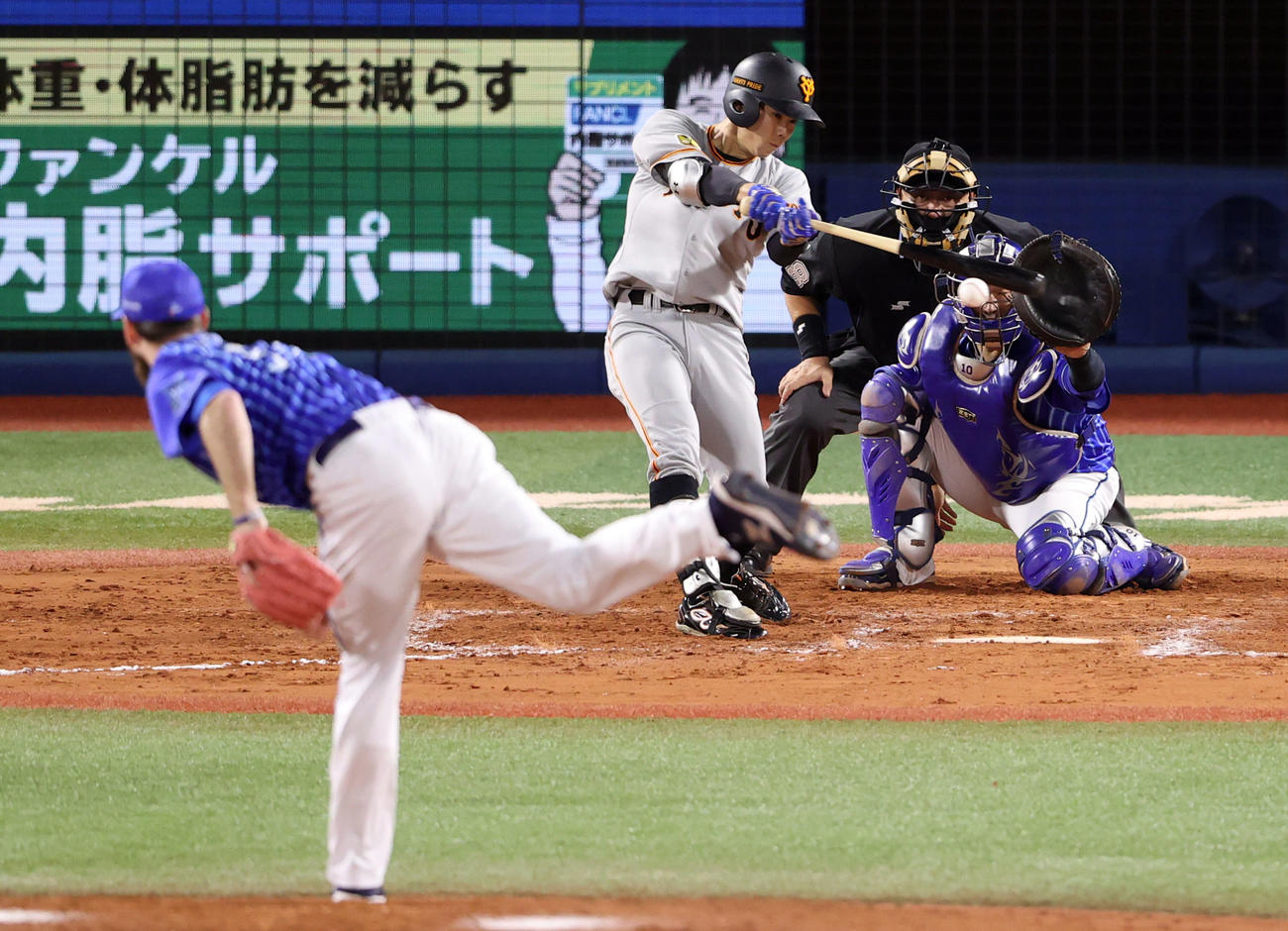 DeNA対巨人　8回表巨人無死二塁、中前打を放つ松原。投手パットン（撮影・狩俣裕三）