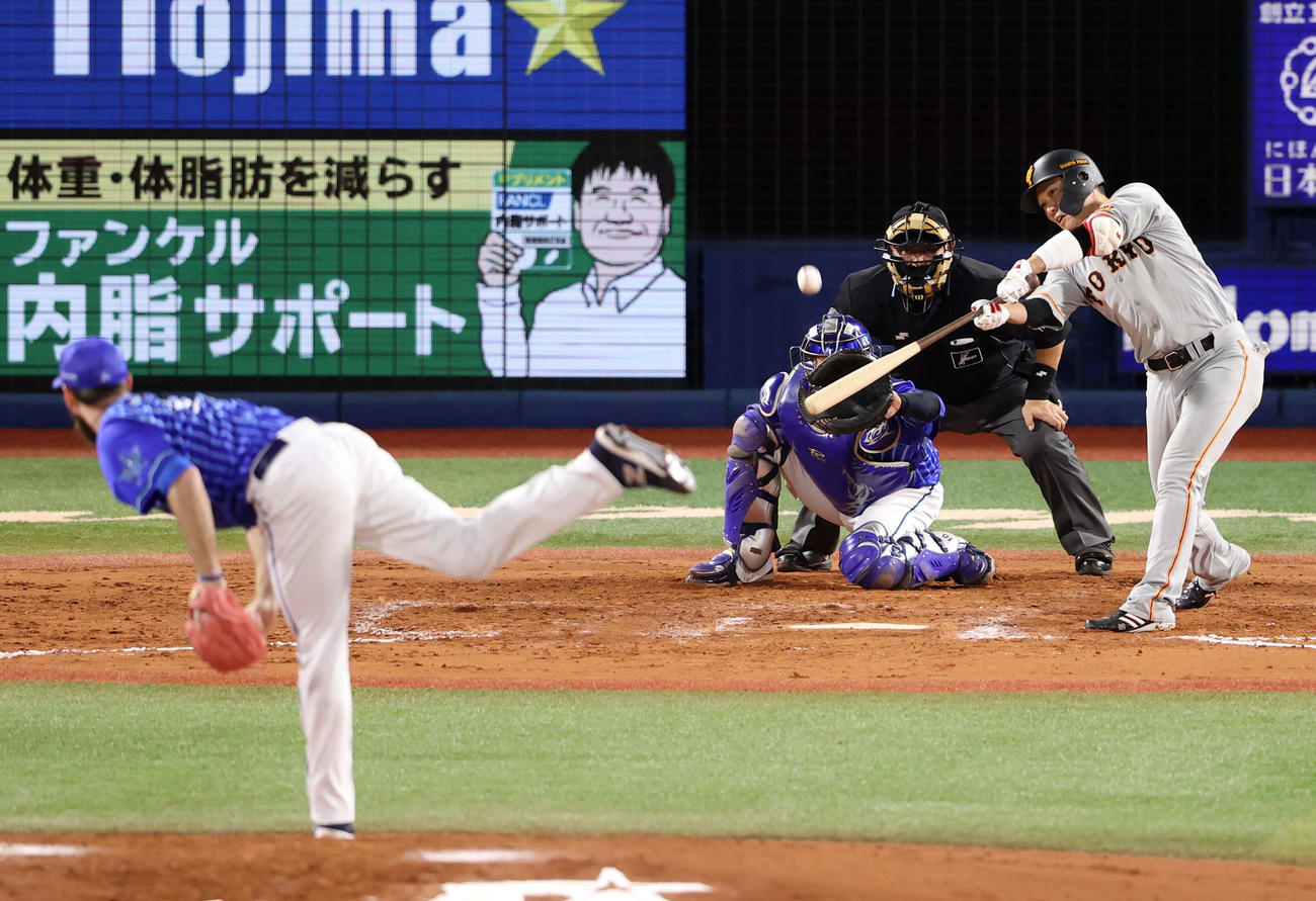 DeNA対巨人　8回表巨人無死一、三塁、犠飛を放つ坂本。投手パットン（撮影・狩俣裕三）