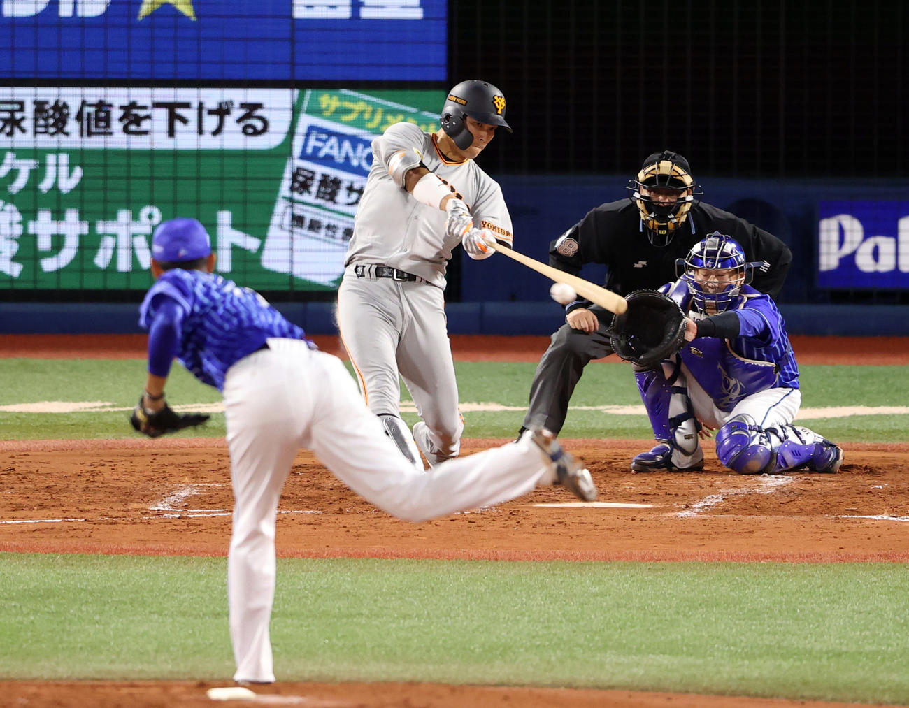 DeNA対巨人　3回表巨人無死、二塁打を放つ大城。投手井納（撮影・狩俣裕三）