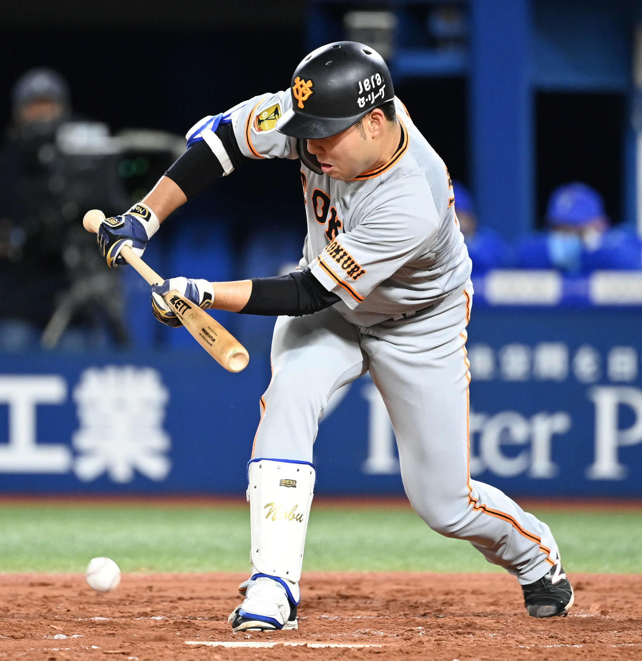 DeNA対巨人　3回表巨人無死二塁、今村は犠打を決める（撮影・山崎安昭）