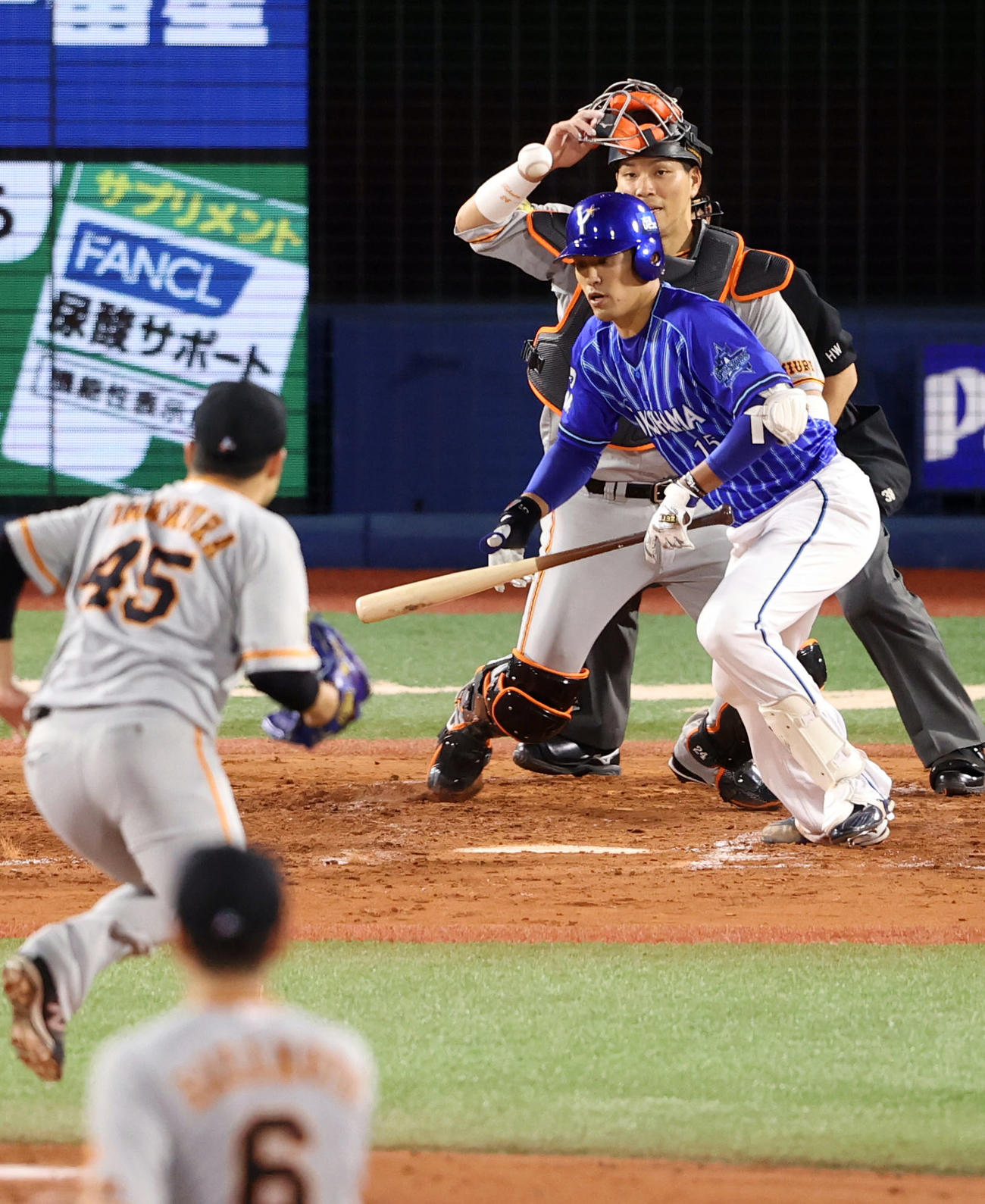 DeNA対巨人　3回裏DeNA無死二塁、犠打を決める井納。投手今村（撮影・狩俣裕三）