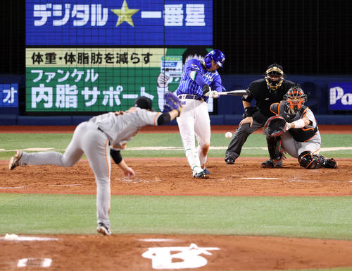 DeNA対巨人 5回裏DeNA1死一塁、併殺打に打ち取られる佐野。投手今村(撮影・狩俣裕三)