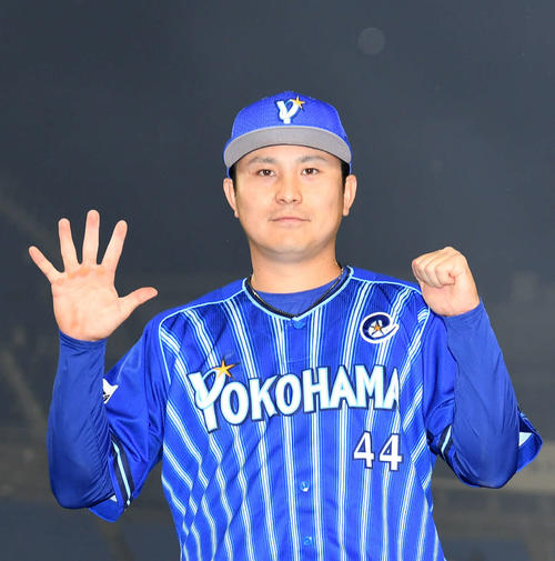 DeNA対巨人 5試合連続本塁打を放ったDeNA佐野(撮影・横山健太)