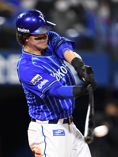 DeNA対巨人 5回裏DeNA1死一塁、中前打を放つオースティン(撮影・横山健太)