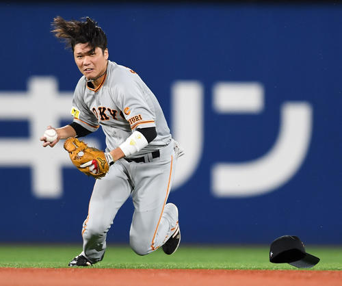 DeNA対巨人 6回裏DeNA1死、ロペスの打球を好捕する坂本(撮影・横山健太)