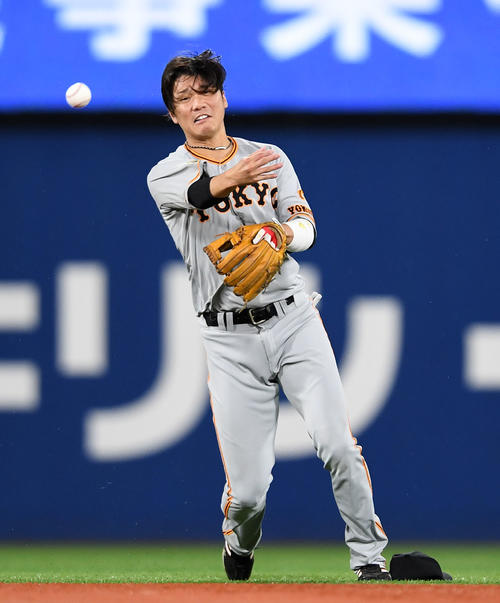 DeNA対巨人 6回裏DeNA1死、ロペスの打球を好捕する坂本(撮影・横山健太)