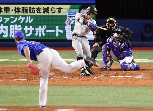 DeNA対巨人 8回表巨人無死二塁、中前打を放つ松原。投手パットン(撮影・狩俣裕三)